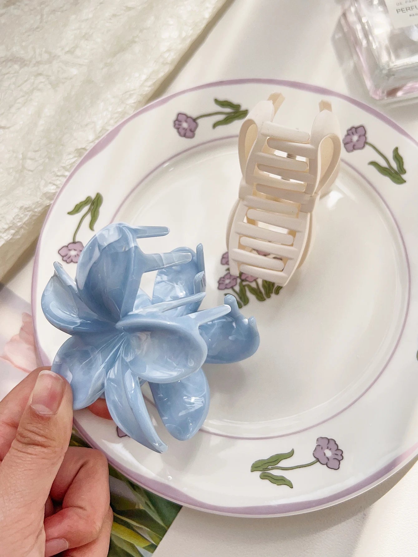 2 Pcs Hawaiian Flower Claw Clips for Women,Marble Vein Flower Hair Claw Clips for Thin Hair,Cute Beach Hair Accessories